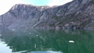 Kuzey Kutbu 'na yolculuk. Kutup yazının gece yarısı güneşi mevsiminde Disko Körfezi buzullarında yüzen buzdağları arasında dolaşmak. Ilulissat