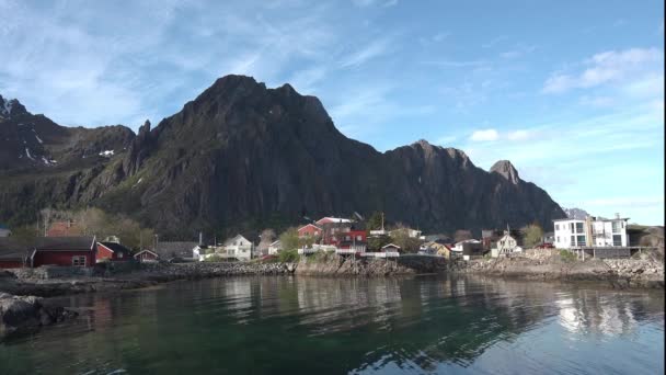 Insulele Lofoten. Norvegia. Casele tradiționale din lemn ale pescarilor norvegieni . — Videoclip de stoc