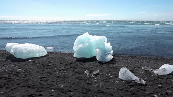 Islândia. Icebergs na lagoa do glaciar. Belo quadro de paisagem fria de geleira icelandic baía da lagoa. Parque Nacional Vatnajokull. — Vídeo de Stock