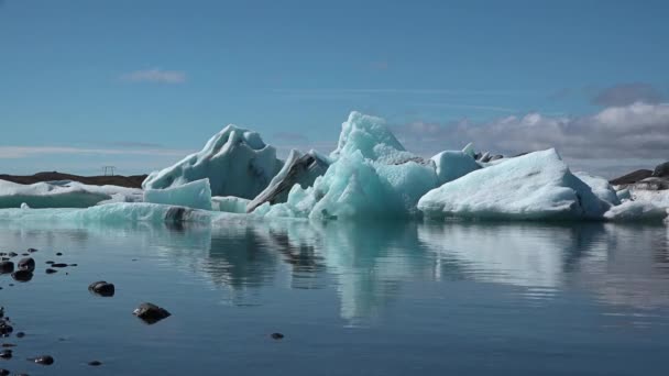 Исландия. Айсберги в ледниковой лагуне. Красивая картина холодного ландшафта залива ледников. Ватнайокулл. — стоковое видео
