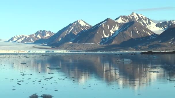 Svalbard. Spitsbergen. La naturaleza del Ártico con montañas y glaciares. — Vídeos de Stock