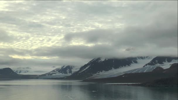 スヴァールバル。スピッツベルゲン。北極の山と氷河の性質. — ストック動画
