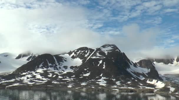 Spitsbergen. Spitsbergen. De natuur van het Noordpoolgebied met bergen en gletsjers. — Stockvideo