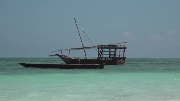 Tanzânia. Nas margens do Oceano Índico. — Vídeo de Stock