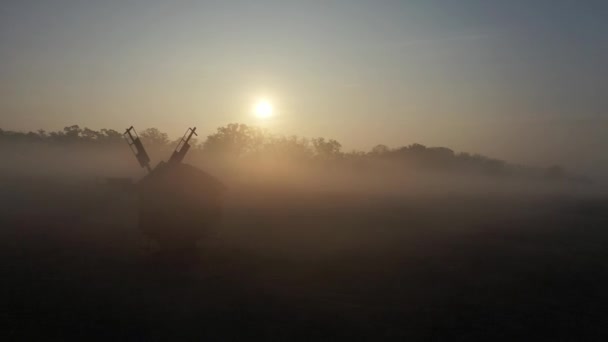 Sonbaharda geleneksel Ukrayna köyü üzerindeki hava manzarası, Pirogovo, Kiev. Köyde sabahın erken saatlerinde, gün doğumunda. Ahşap değirmenler, sazdan çatı — Stok video