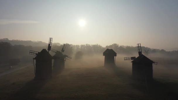 Sonbaharda geleneksel Ukrayna köyü üzerindeki hava manzarası, Pirogovo, Kiev. Köyde sabahın erken saatlerinde, gün doğumunda. Ahşap değirmenler, sazdan çatı — Stok video