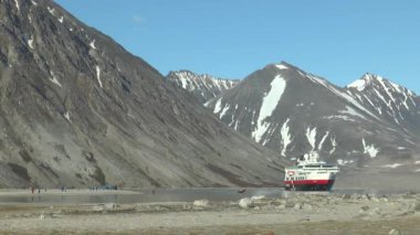 Gezinti. Kuzeye gemi yolculuğu yap. Gün doğumunda denizden görülen kuzey manzaralı karlı dağ. Norveç vahşi