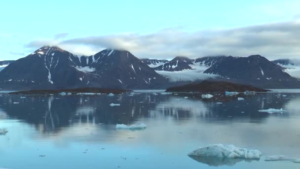 游轮。去北方的游轮旅行.在日出的时候,从海面上看到北欧的风景,雪盖着高山.挪威野生 — 图库视频影像