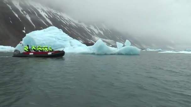 Crucero. Viaje en crucero hacia el norte. Paisaje nórdico visto desde el mar al amanecer montaña cubierta de nieve. Noruega salvaje — Vídeo de stock