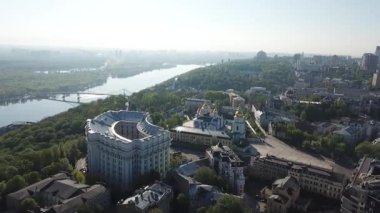 Kiev. Hava görüntüsü. Park 'lı sonbahar şehri manzarası. Kiev Panoraması.
