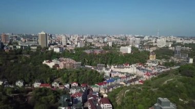 Kiev. Hava görüntüsü. Park 'lı sonbahar şehri manzarası. Kiev Panoraması.
