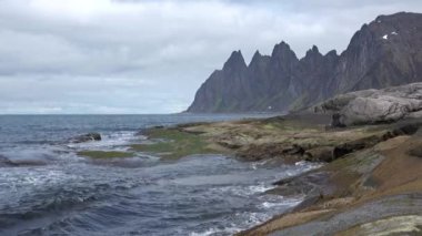 Lofoten Adaları. Norveç. Manzaralı dağlar ve fiyortlar.