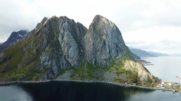 Wyspy Lofoten. Norwegia. Malownicze góry i fiordy. — Wideo stockowe