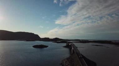 Norveç. Lofoten Adaları. Fiyort üzerindeki köprü
