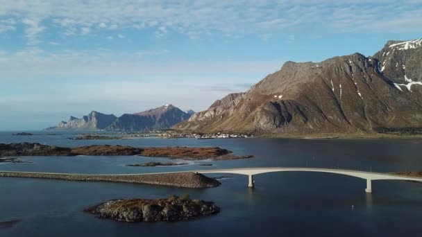 Norvégiában. Lofoten-szigetek. Híd a fjord felett — Stock videók