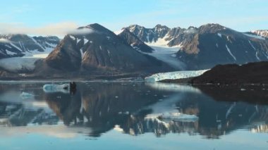 Spitsbergen. Norveç. Svalbard. Dağların ve buzulların manzarası. Küresel sıcaklık.