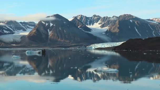 Spitsbergen. Norveç. Svalbard. Dağların ve buzulların manzarası. Küresel sıcaklık. — Stok video