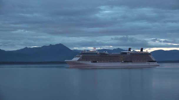 Kryssning. Flygfoto över vackra vita kryssningsfartyg ovanför lyx kryssning i havet koncept turism resa på semester — Stockvideo