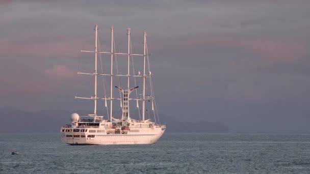 Cruise. Letecký pohled na krásné bílé výletní lodi nad luxusní plavba v oceánu moře koncept cestování na dovolenou — Stock video