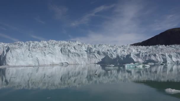 Antartide. Iceberg. Scioglimento dei ghiacciai. Riscaldamento globale e cambiamenti climatici. — Video Stock