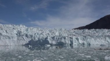 Kutup manzarası. Kuzey enlemlerindeki buzullar ve buzdağları.