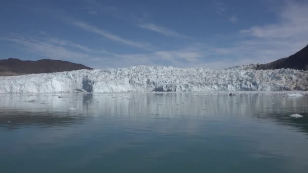 Paisaje ártico. Glaciares e icebergs de latitudes del norte. — Vídeo de stock