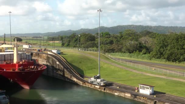 Canal de Panama. Navire. Passage du navire à travers les vannes. — Video