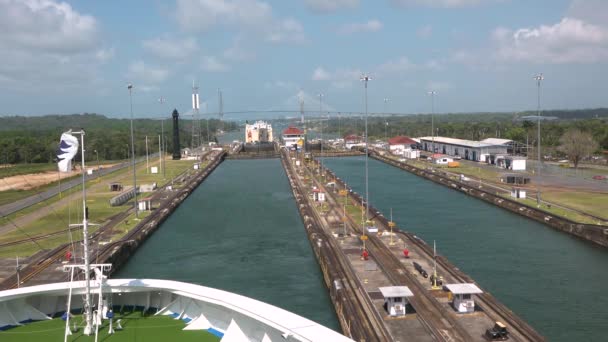 Canal de Panama. Navire. Passage du navire à travers les vannes. — Video