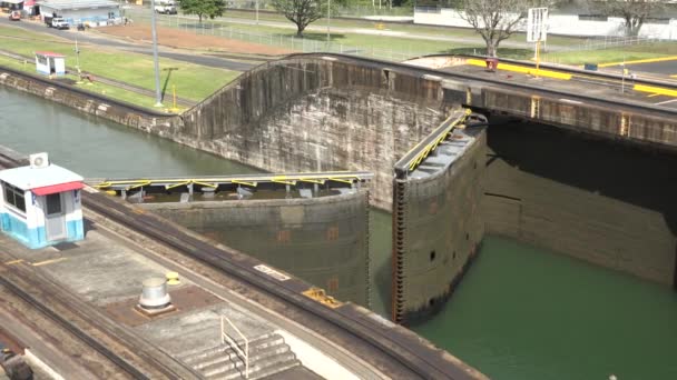 Canal de Panama. Navire. Passage du navire à travers les vannes. — Video