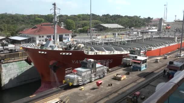 Canal de Panama. Navire. Passage du navire à travers les vannes. — Video