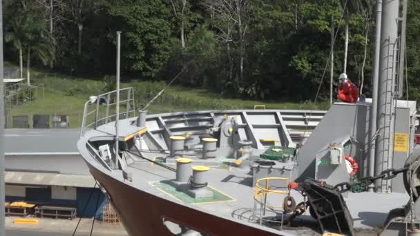 Panama Kanalı. Gemi. Geminin baraj kapısından geçişi.. — Stok video