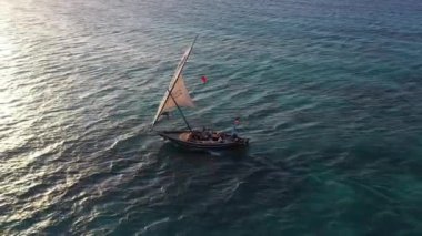 Gezinti. Bir yatla denizden geçerek.