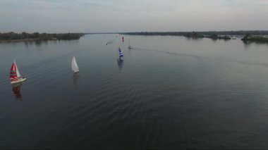 Gezinti. Bir yatla denizden geçerek.