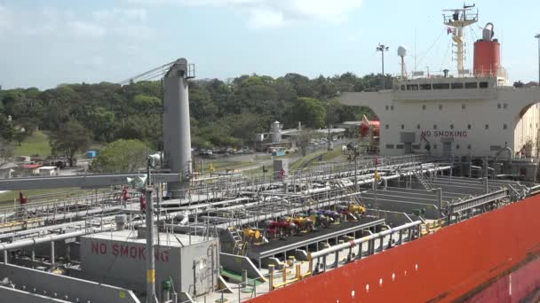 Schiffe. Ein Frachtschiff im Seehafen. Transport für den Güterverkehr. Frachtschiffe legten im Seehafen an. Morgenszene am — Stockvideo