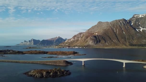 Noruega. Paisaje colorido de fiordos al atardecer. — Vídeo de stock