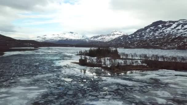 Noruega. Paisaje colorido de fiordos al atardecer. — Vídeo de stock