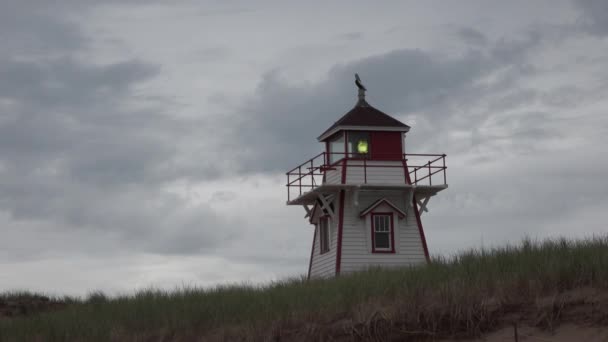 灯台だ。古い赤い灯台。青い海の背景。海の航行装置. — ストック動画