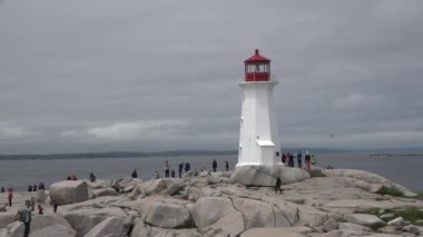 Deniz feneri. Eski kırmızı deniz feneri. Mavi deniz arka planı. Okyanusta seyrüsefer ekipmanları.