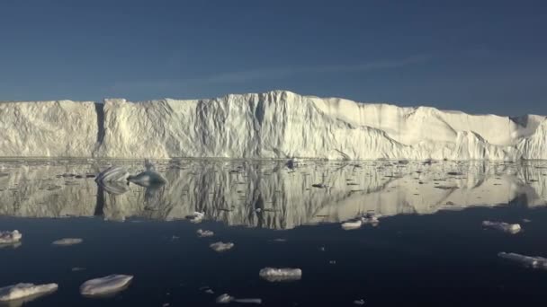 Oceano Artico. Gigante Artico Iceberg galleggiante dallo scioglimento del ghiacciaio in Groenlandia. Vista e tiro 4K da una nave da crociera. Globale — Video Stock