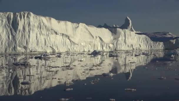 Oceano Ártico. Arctic Giant flutuante Iceberg de derretimento geleira na Groenlândia. Vista e tiro 4K de um navio de cruzeiro. Global — Vídeo de Stock