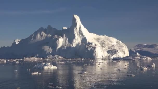 Jeges-tenger. Sarki óriás úszó jéghegy az olvadó gleccser Grönlandon. Kilátás és 4K felvétel egy sétahajóról. Globális — Stock videók