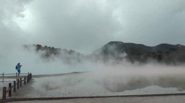 Yeni Zelanda. Buharlı Gayzerler Havuzu. Kuzey Adası.