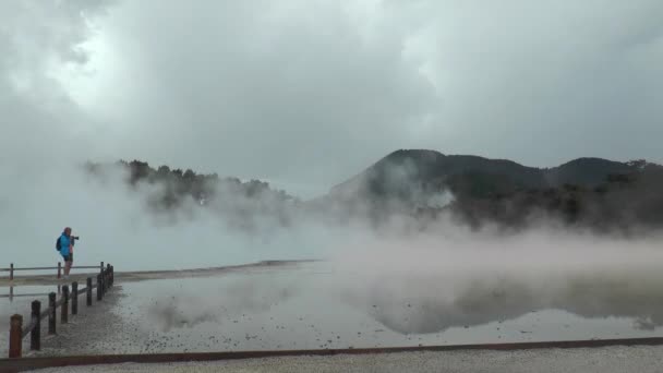 Neuseeland. Geysire Pools mit Dampf. Die Nordinsel. — Stockvideo