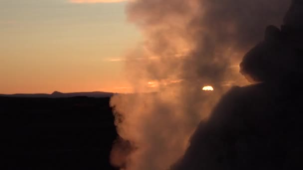 Islandia. Campo geotérmico. Fumar fumarola. — Vídeos de Stock