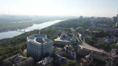 Kyiv, sonbaharda Ukrayna hava manzarası. Park 'lı sonbahar şehri manzarası. Kiev Panoraması.