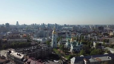 Kyiv, sonbaharda Ukrayna hava manzarası. Park 'lı sonbahar şehri manzarası. Kiev Panoraması.