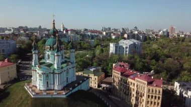 Kyiv, sonbaharda Ukrayna hava manzarası. Park 'lı sonbahar şehri manzarası. Kiev Panoraması.