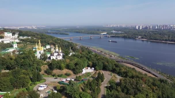 Kijów, Ukraina widok z lotu ptaka jesienią. Jesienny krajobraz miasta z parkiem. Panorama Kijowa. — Wideo stockowe