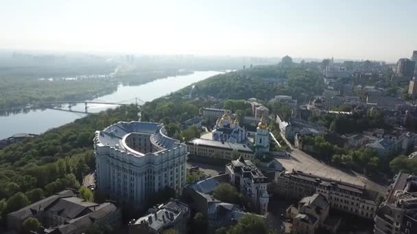 Kiev, Ucrania vista aérea en otoño. Paisaje de otoño con parque. Panorama de Kiev. — Vídeo de stock
