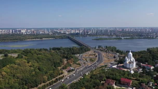 Kiew, Ukraine Luftaufnahme im Herbst. Herbstliche Stadtlandschaft mit Park. Panorama von Kiew. — Stockvideo